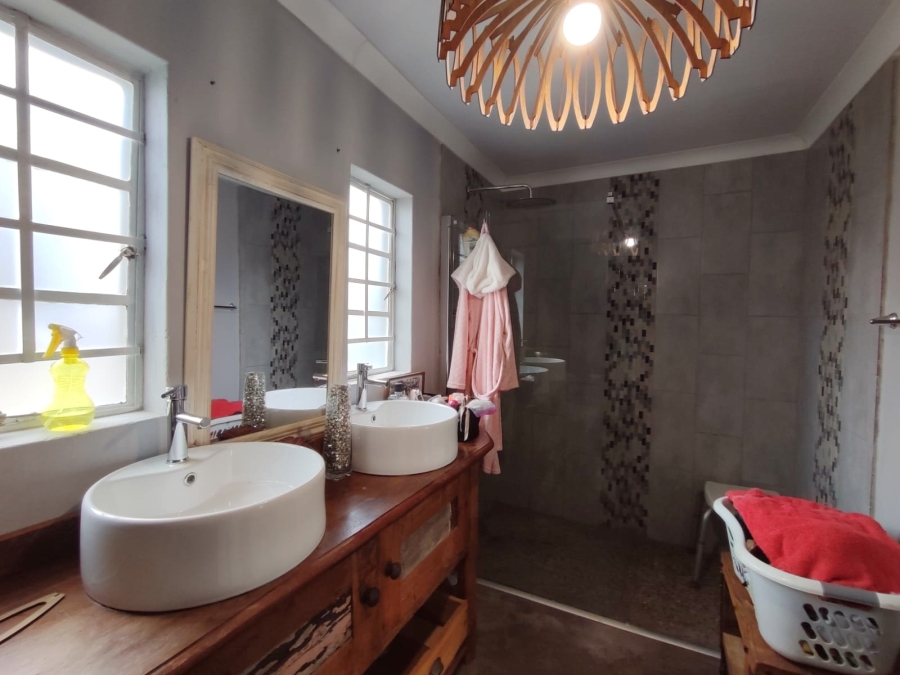 6 Bedroom Property for Sale in Flamwood North West